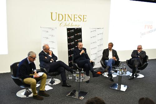 Stefano Ceiner (Moderatore), Marco Tullio Petrangelo (Direttore generale PromoTurismoFVG), Sergio Bolzonello (Vicepresidente Regione FVG e assessore Attività produttive, Turismo e Cooperazione), Paolo De Chiesa (Commentatore tecnico Rai ed ex azzurro sci) ed Enzo Sima (Consigliere nazionale Federazione italiana sport invernali - Fisi) alla presentazione della stagione turistica invernale 2017-2018 - Udine 19/11/2017 (Foto Stefano Ceiner)